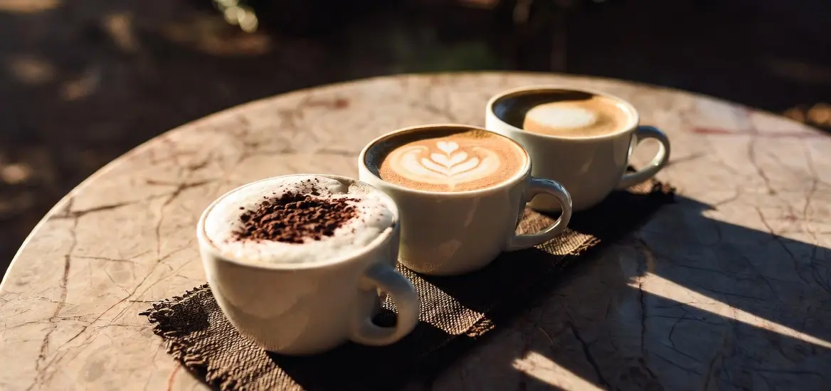 Mujer usando cafetera superautomática en cocina